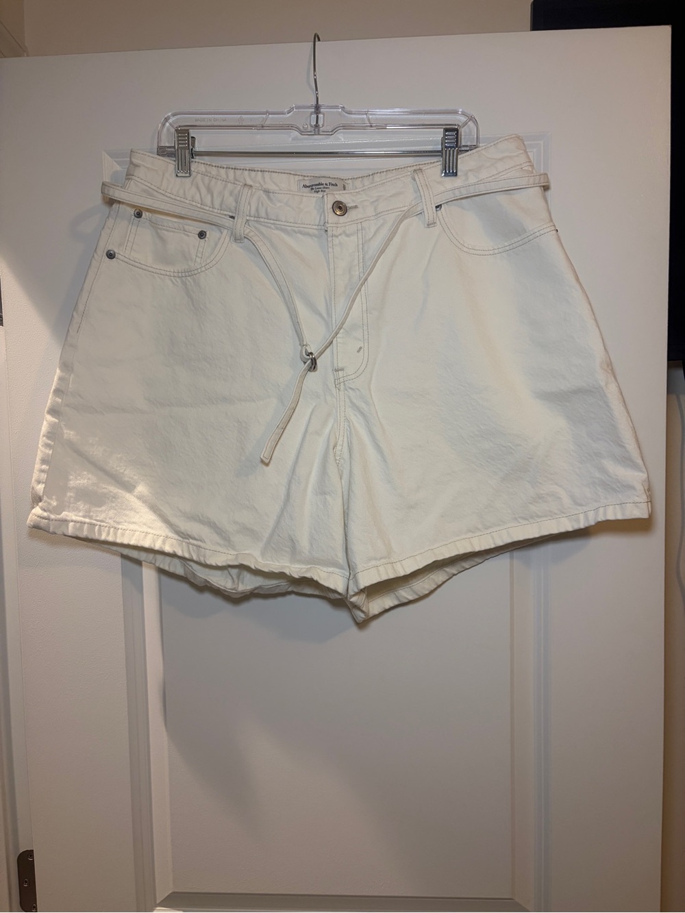 Abercrombie & Fitch | Cream High-Rise Loose Curve Love Denim Shorts w/belt